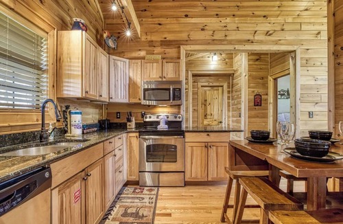 Gatlinburg Cabin | Heavenly View, FREE Attraction tickets for each paid day, Resort Pool, Hot Tub!