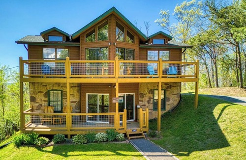 Gatlinburg Cabin | Heavenly View, FREE Attraction tickets for each paid day, Resort Pool, Hot Tub!