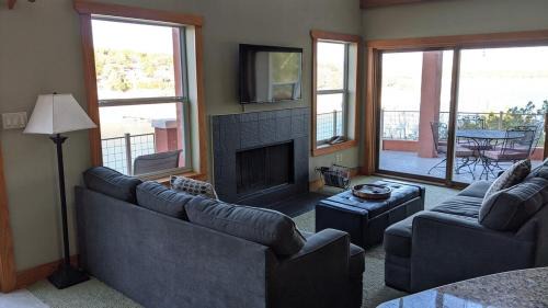 North Shore Colony Villa | Heavenly Waterfront Retreat - Boat dock, DEEP cove
