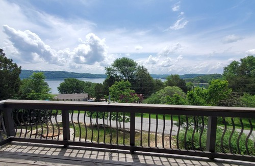 Lost Bridge Village House | Heavens Hip Pocket-Lake View-5 min walk to Pool and Lake!