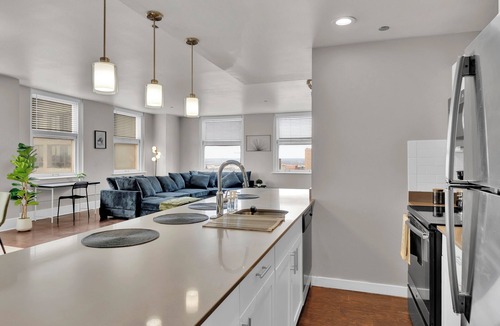 Downtown Fort Worth Condo | HEB04 Stylish 2B Downtown Fort Worth Condo w/Gym&Parking by Traveller's Comfort