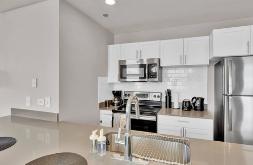Downtown Fort Worth Condo | HEB04 Stylish 2B Downtown Fort Worth Condo w/Gym&Parking by Traveller's Comfort