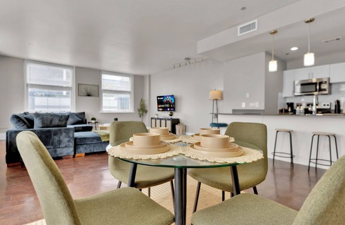 Downtown Fort Worth Condo | HEB04 Stylish 2B Downtown Fort Worth Condo w/Gym&Parking by Traveller's Comfort