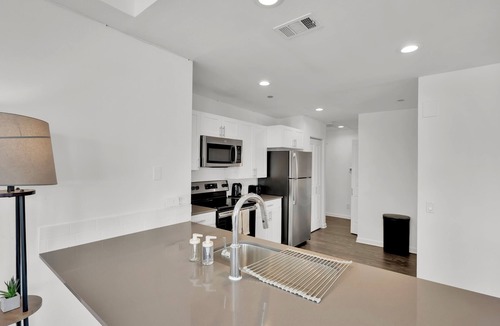 Downtown Fort Worth Apartment | HEB403 Stylish Downtown Fort Worth Condo w/Gym&Parking by Traveller's Comfort