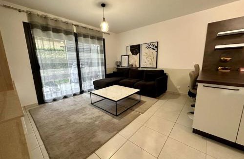 Prevessin-Moens Apartment | HeberGeneve : Domaine de Rochat