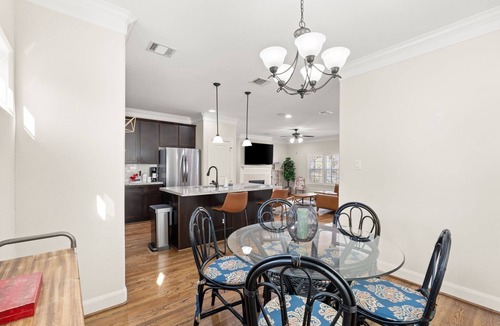 Shady Acres House | Heights 3BR w/Putting Green, Parking & Walkable Spots. Pet-Friendly. 25m to NRG