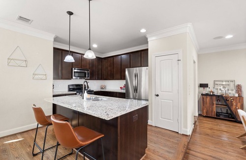 Shady Acres House | Heights 3BR w/Putting Green, Parking & Walkable Spots. Pet-Friendly. 25m to NRG