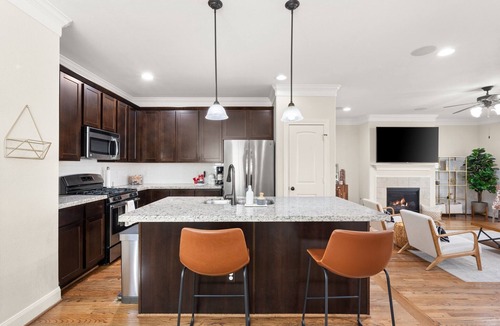 Shady Acres House | Heights 3BR w/Putting Green, Parking & Walkable Spots. Pet-Friendly. 25m to NRG