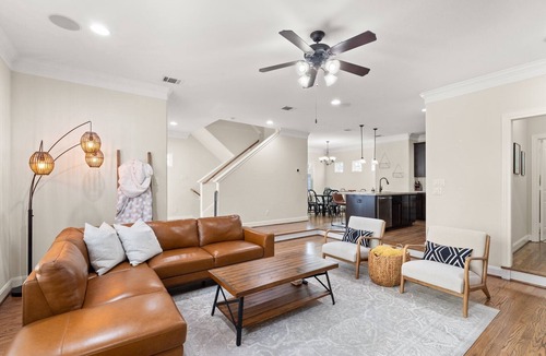 Shady Acres House | Heights 3BR w/Putting Green, Parking & Walkable Spots. Pet-Friendly. 25m to NRG