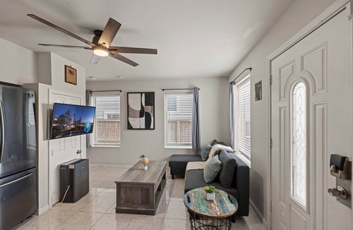 Greater Heights Apartment | Heights Flat Nr Downtown | Yard Pets | Desk WiFi