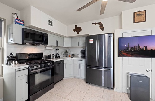 Greater Heights Apartment | Heights Flat Nr Downtown | Yard Pets | Desk WiFi