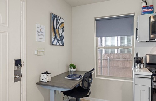 Greater Heights Apartment | Heights Flat Nr Downtown | Yard Pets | Desk WiFi
