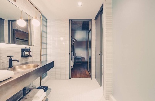 Travis Heights Hotel | Heights Room with King Bed and Large Walk-In Shower