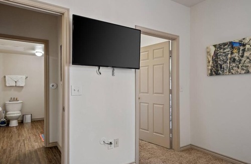 Downtown Oklahoma City Apartment | HEIRS VENTURES : PATRIOT - Near Civic Center . Museum . Oklahoma City Thunders . Self Check-In . With Washer and Dryer