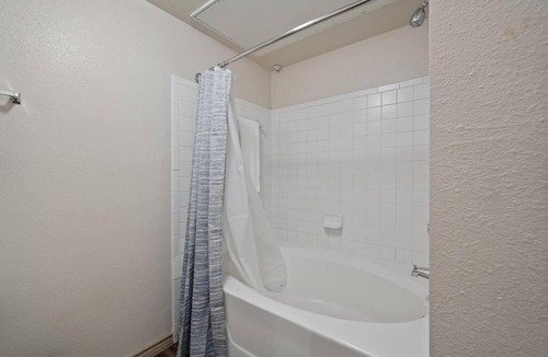 Downtown Oklahoma City Apartment | HEIRS VENTURES : Patriot . Near Civic Center . Museum . OKC Thunder Arena . With Washer and Dryer