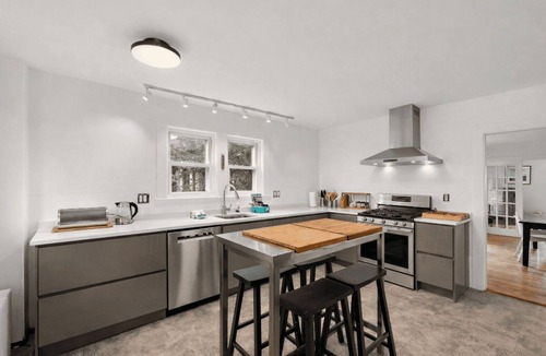 Gloucester House | Helena House: Close to Plum Cove Beach