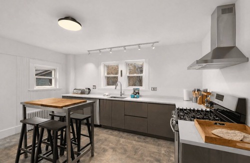 Gloucester House | Helena House: Close to Plum Cove Beach