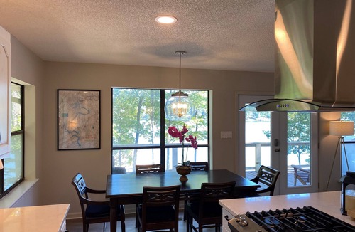 Ashville House | Hello Lake Escape !