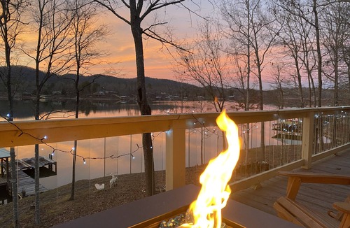 Ashville House | Hello Lake Escape !