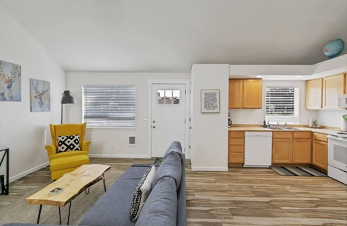 Mountain View District House | Hello Mellow Yellow - 2 King Bed, Dog Friendly, Walkable!