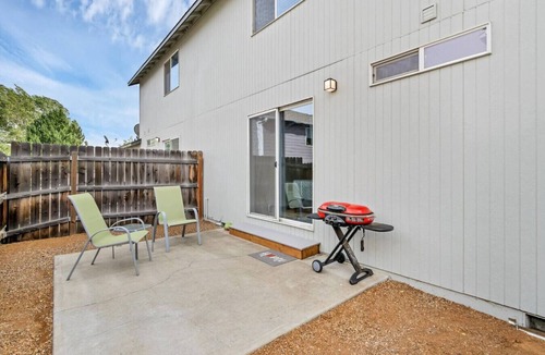 Mountain View District House | Hello Mellow Yellow - 2 King Bed, Dog Friendly, Walkable!