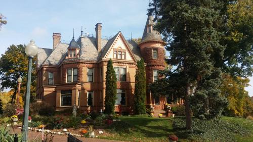 West Main HIll Bed & Breakfast | Henderson Castle Inn