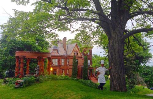 West Main HIll Bed & Breakfast | Henderson Castle Inn