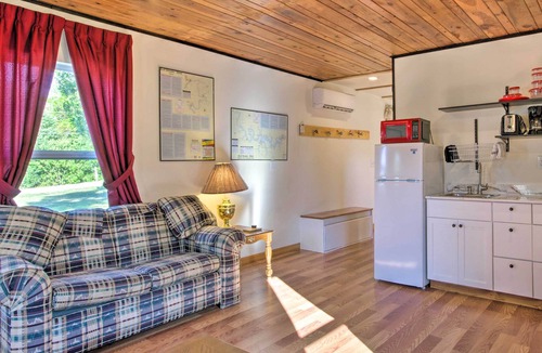 Henderson Cabin | Henderson Getaway: 1 Block to Norfork Lake!
