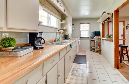 Henderson House | Henderson Vacation Rental < 1 Mi to Norfork Lake!