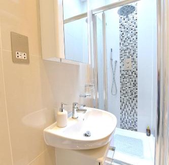 Finchley Church End Apartment | Hendon Escape Luxury Apartment with En-suite Bath