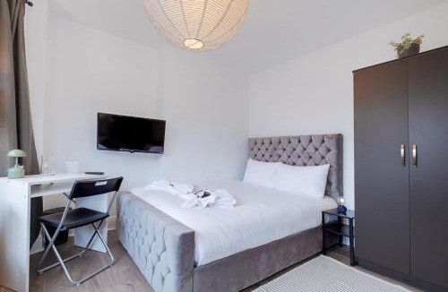 Hendon House | Hendon Event Pro Hub, 6 Private Studios, Garden & Driveway