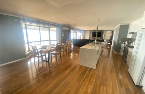 Para Wurlie House | Hendys 346 - Absolute beachfront! Excellent sea views!