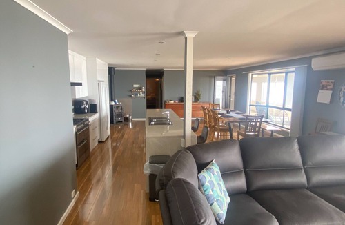 Para Wurlie House | Hendys 346 - Absolute beachfront! Excellent sea views!