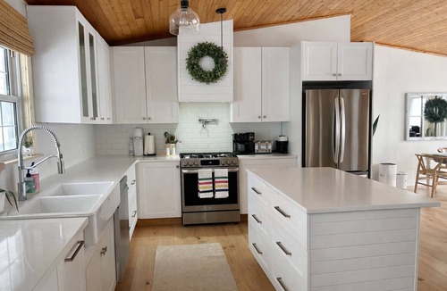 Kenora House | Henesy House on LOTW (only 2 minutes to town)