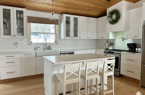 Kenora House | Henesy House on LOTW (only 2 minutes to town)