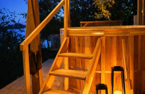 Kenora House | Henesy House on LOTW (only 2 minutes to town)