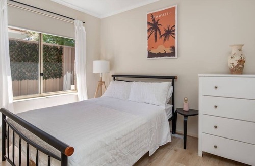 Henley Beach House | Henley Haven- Sleeps 4, 2 Bdrm, Wifi, Beach