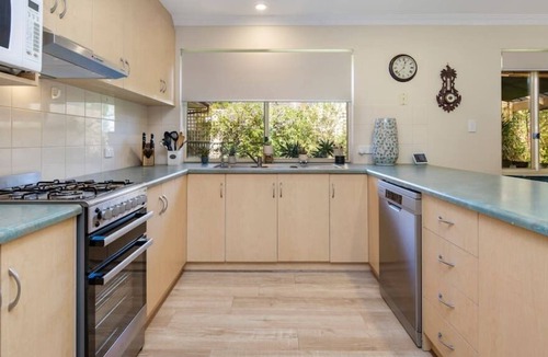 Henley Beach House | Henley Haven- Sleeps 4, 2 Bdrm, Wifi, Beach
