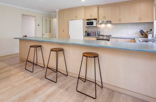 Henley Beach House | Henley Haven- Sleeps 4, 2 Bdrm, Wifi, Beach