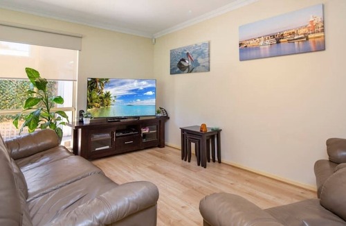 Henley Beach House | Henley Haven- Sleeps 4, 2 Bdrm, Wifi, Beach