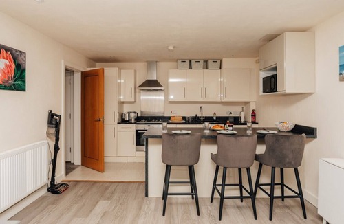 Henley Apartment | Henley town centre with parking