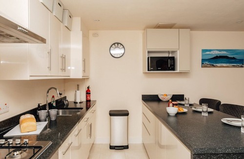 Henley Apartment | Henley town centre with parking