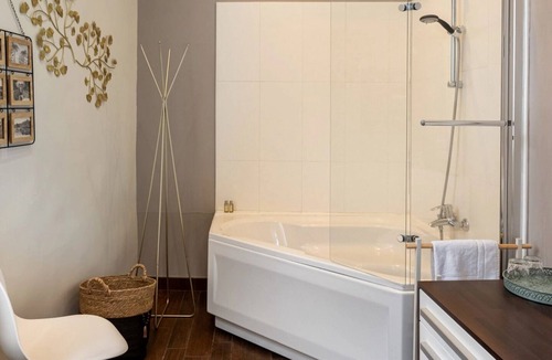 Republique Hotel | HENRI II