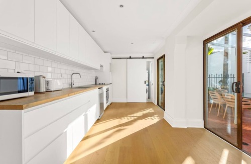 Waverley House | Henrietta Poolside Relaxation near Bronte Beach