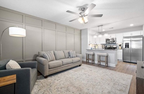 Clarksville House | Henry Place Boulevard