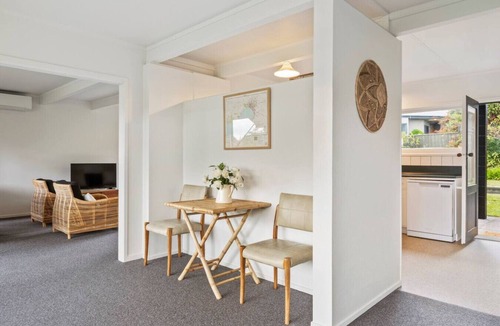 Taupo House | Henry`s Bach with Wi-Fi, private rear garden for alfesco dining