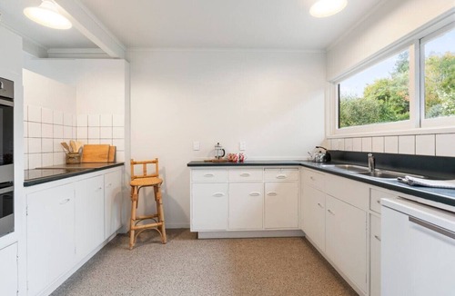 Taupo House | Henry`s Bach with Wi-Fi, private rear garden for alfesco dining