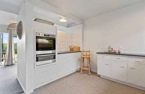 Taupo House | Henry`s Bach with Wi-Fi, private rear garden for alfesco dining