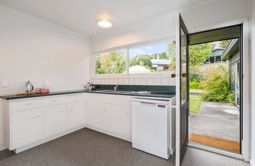 Taupo House | Henry`s Bach with Wi-Fi, private rear garden for alfesco dining