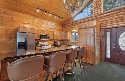 Last Chance Cabin | Henry`s Fork Cabin | Steps to River, Hot Tub, Amazing Views, + BBQ!